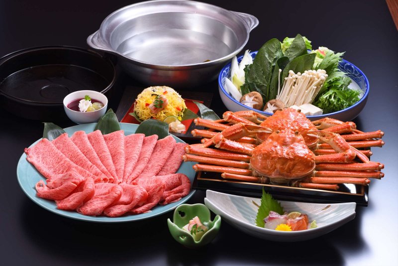 近江牛しゃぶ（すき焼き）とゆで蟹まるごと一匹付き【近江牛＋カニコース】